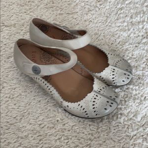 Taos Mary Jane Shoe Cream Size 6.5